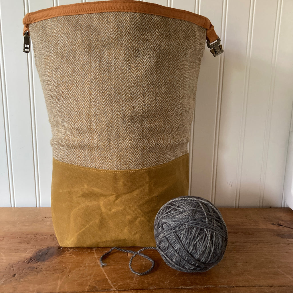 rough &swell ドラム型バッグ　赤 Wax and Wool Trundle Bag- Bees – madder root