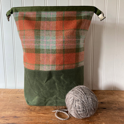Wax and Wool Trundle Bag- Bunchberry