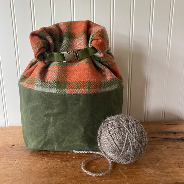Wax and Wool Trundle Bag- Bunchberry
