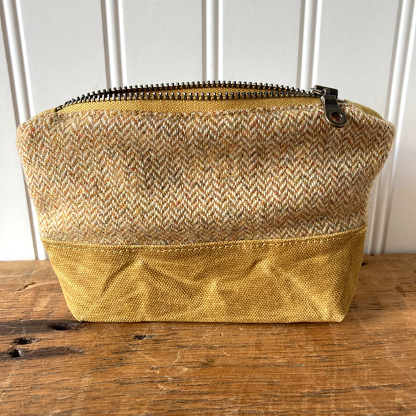 Bits and bobbles notions purse- gold wax and wool