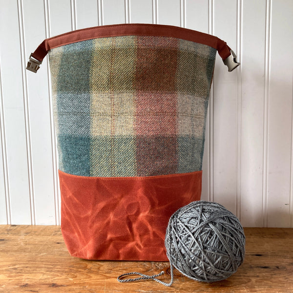 Wax and Wool Trundle Bag- Bunchberry